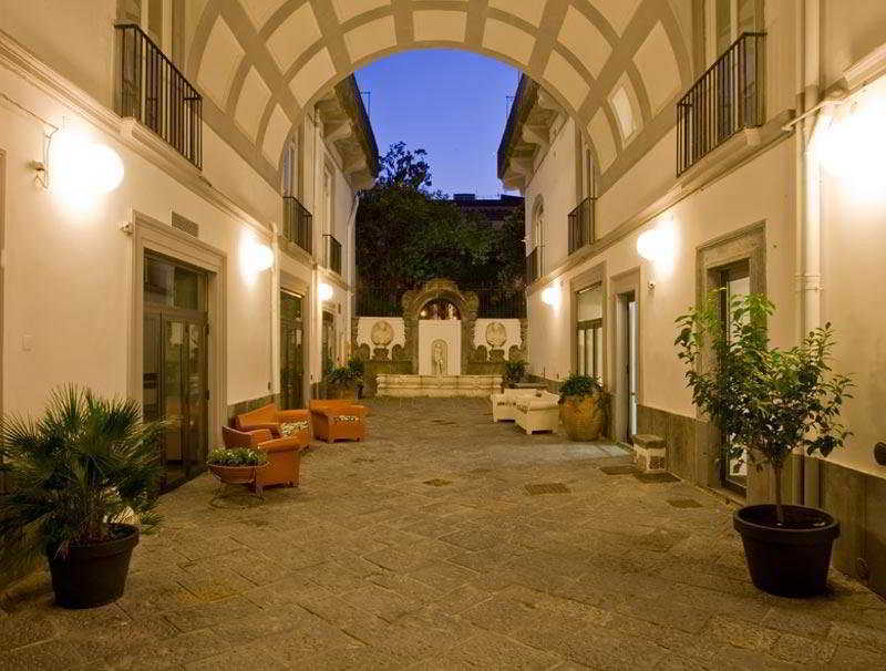 Piazza Bellini & Hotel Nápoles
