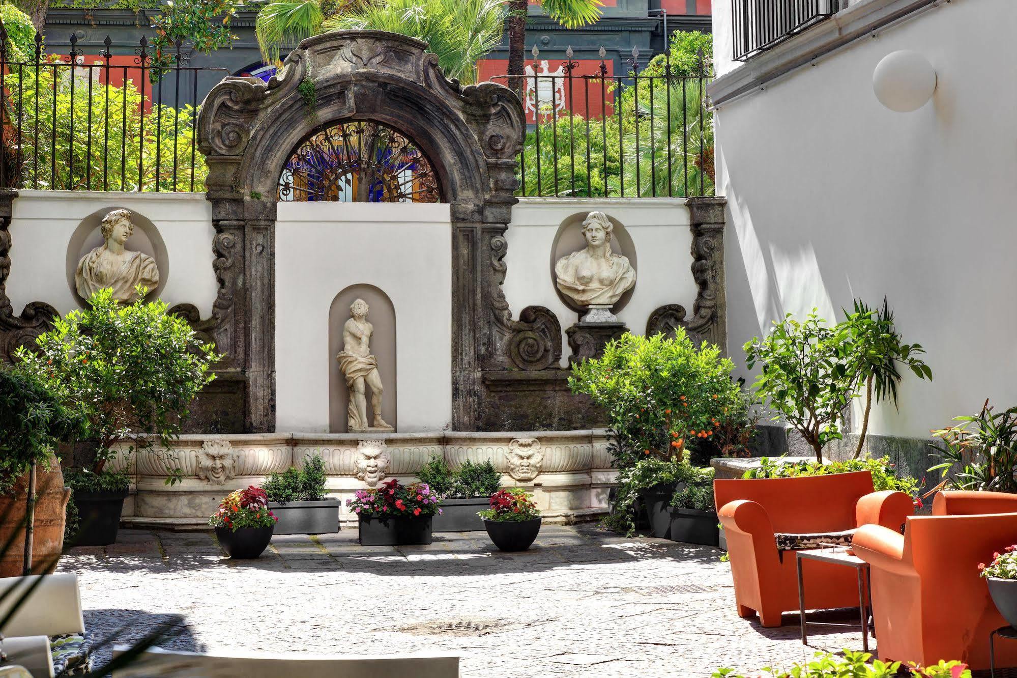 Piazza Bellini & Hotel