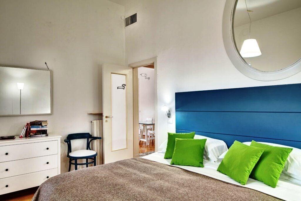 Piazza Bellini & 3* Neapel